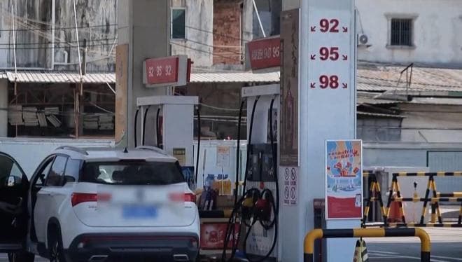 央视曝光加油站偷油案，95起案件逃税7.9亿！背后有完整的利益链