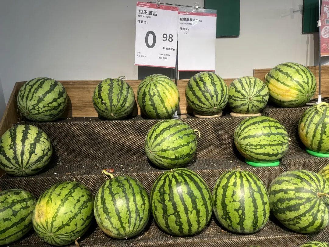 西瓜大降价，种植户少挣一半以上！专家：预计还会继续跌！