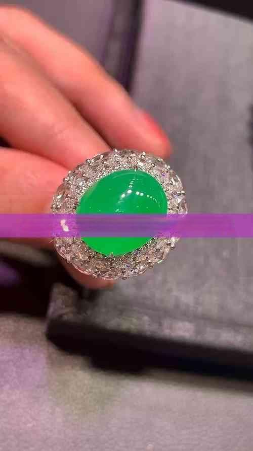 翡翠手串佩戴指南：是否需要隔片及其他保养小贴士
