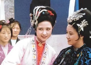 红楼梦中王熙凤大闹宁国府的背后有何伏笔？