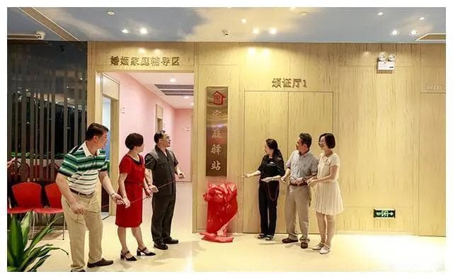 婚姻：社会资源的纽带与心理压力的调节器