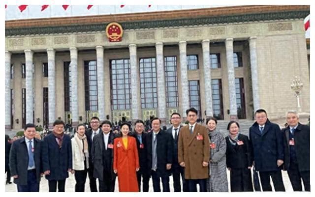 两会合影暴露明星体制地位，4位明星能被国家认可，身份不一般