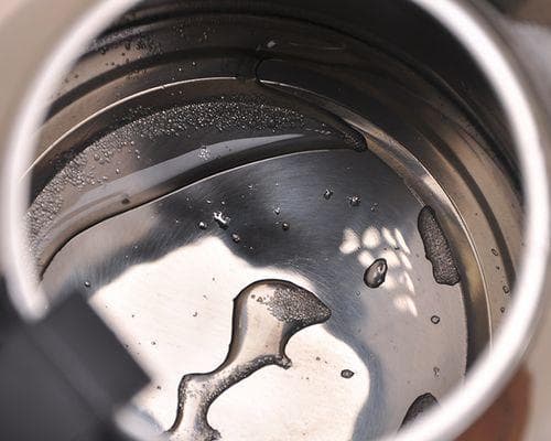 如何正确清洗饮水机上的柠檬（简单易行的清洗方法让你轻松享用清新柠檬水）