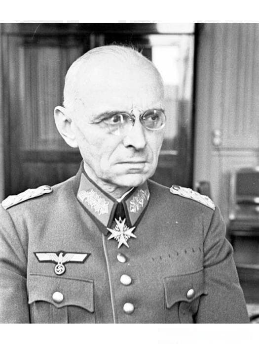 1938年，德国军事总顾问亚历山大·冯·法肯豪森在广州挥泪登船回国