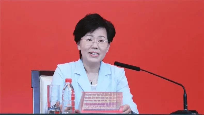 龙小红履新湖北省商务厅：从基层走出的女干部