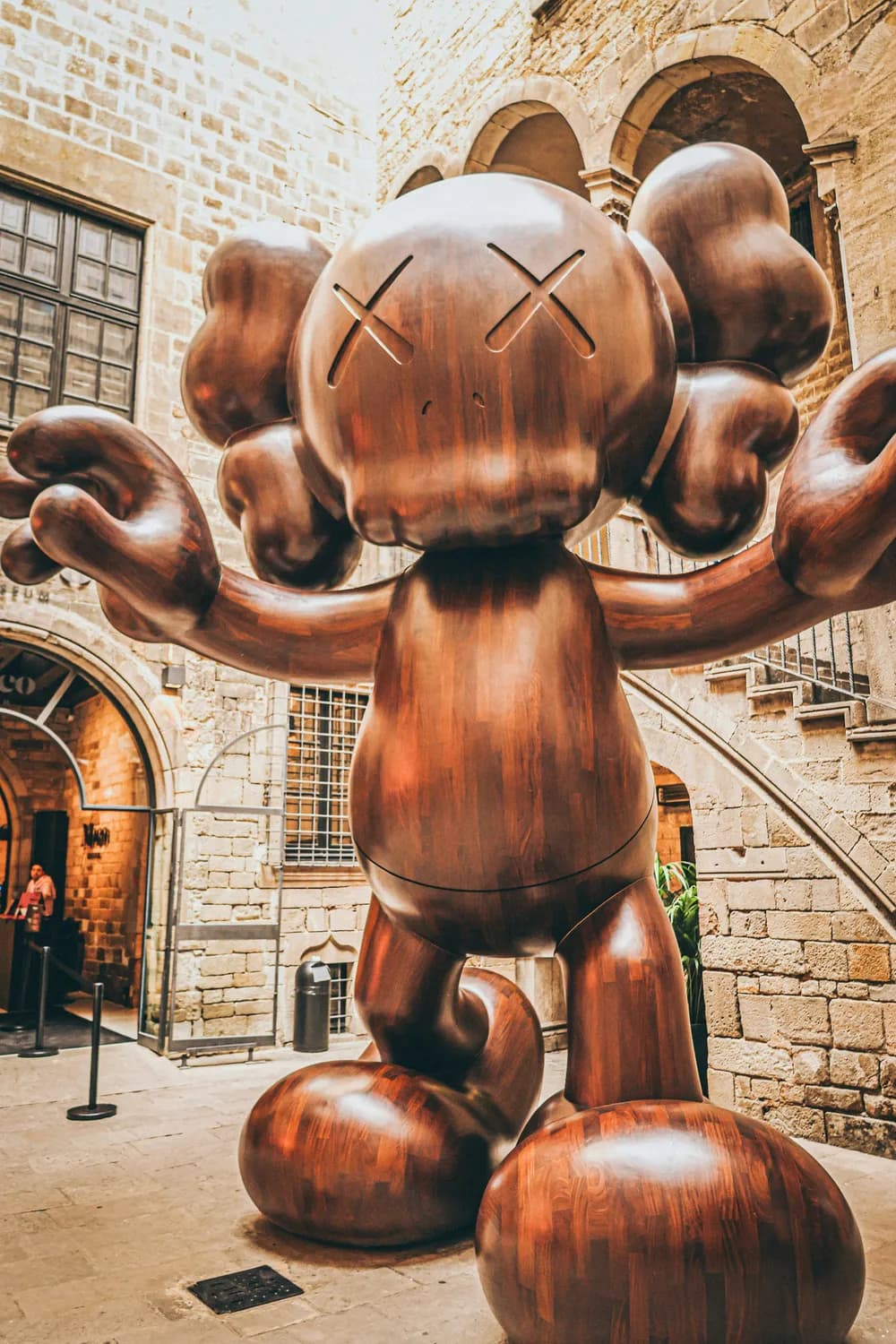 KAWS：从街头涂鸦到艺术市场宠儿