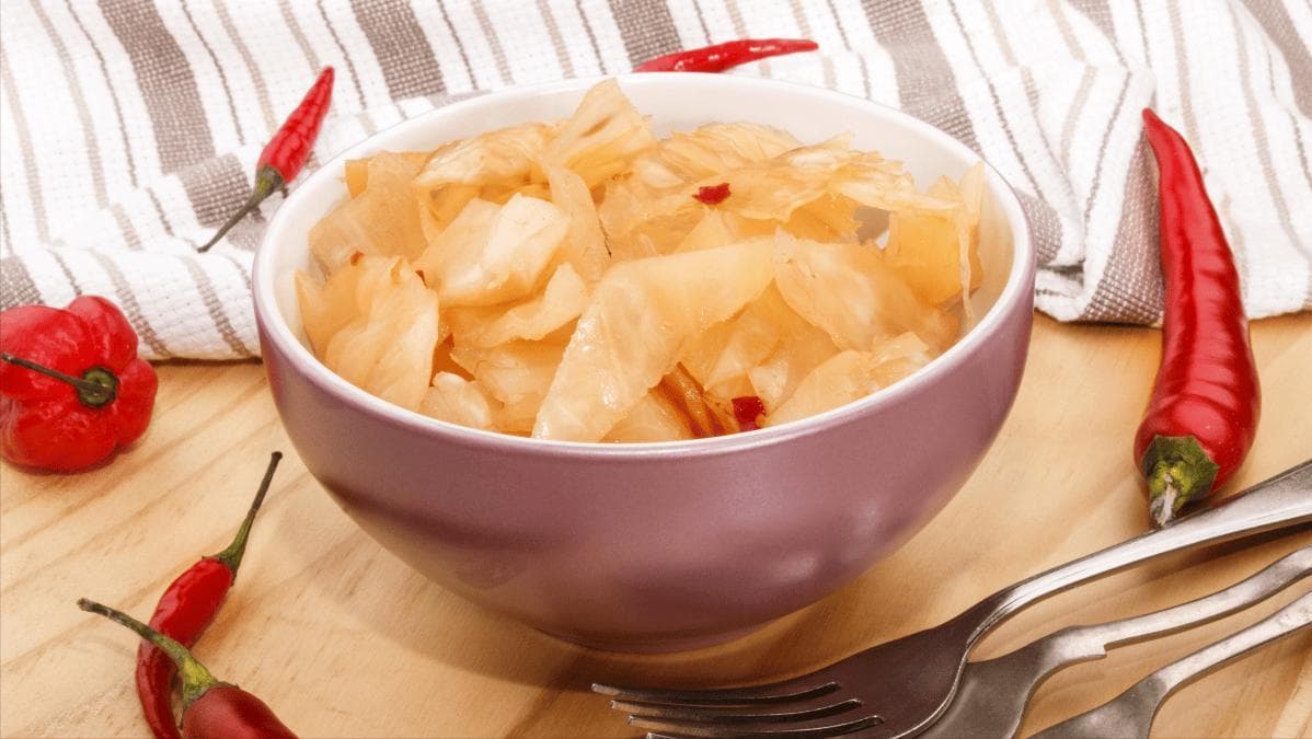泡菜对身体有益还是有害？专家解读其营养价值与潜在风险