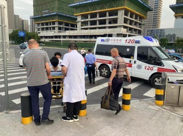 南昌西站旅客突发癫痫，工作人员及时施救助脱险