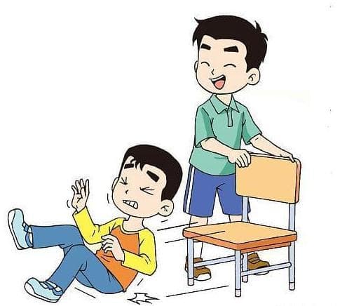 拉同学座椅致其摔成重伤，这些课间活动安全知识你知道吗？