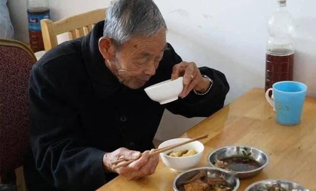 心脏开始出现堵塞的第一个预警：吃饭时的这些症状要当心