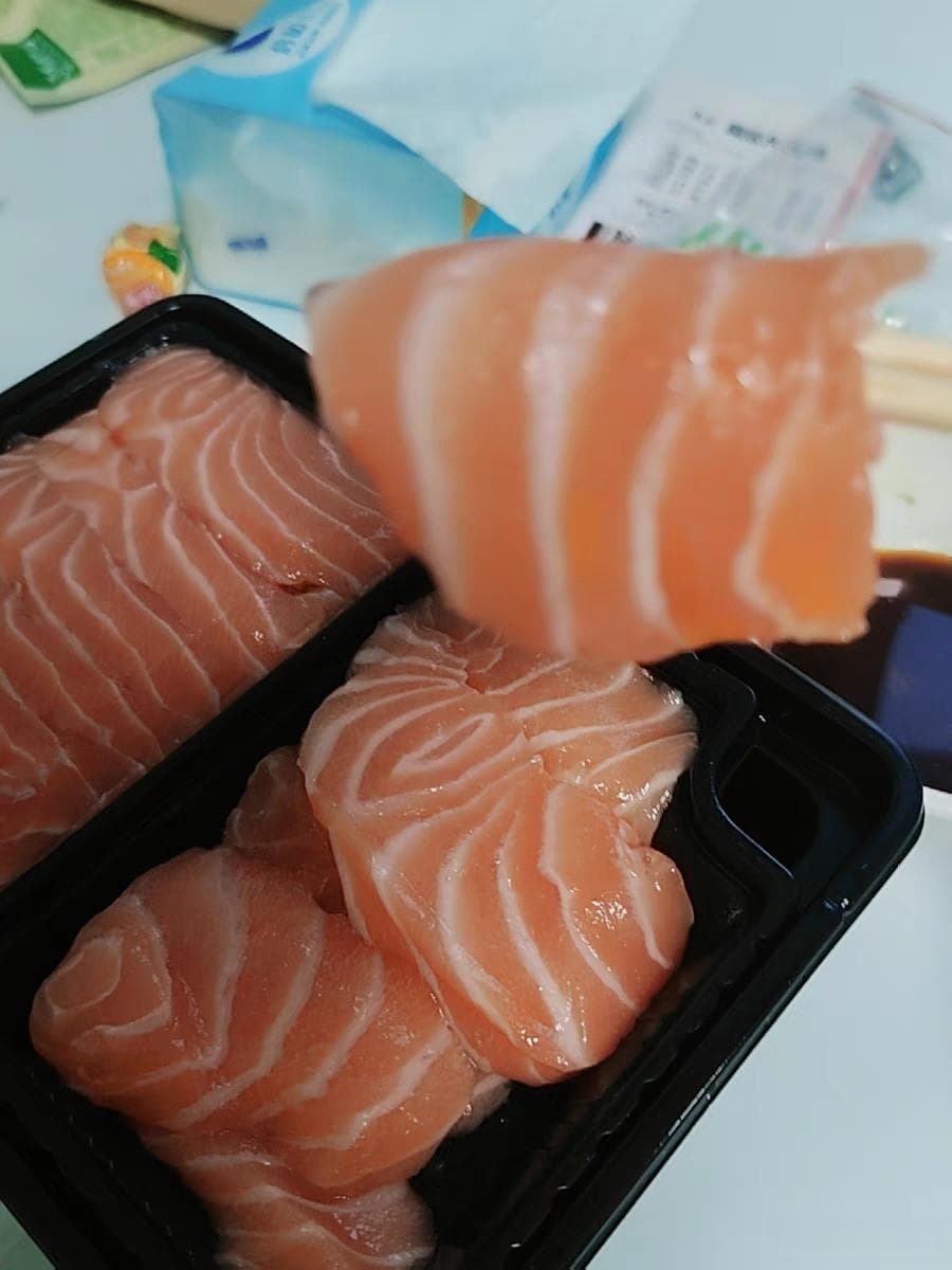 "鲜美直达餐桌：网购三文鱼刺身的便捷与美味探索"
