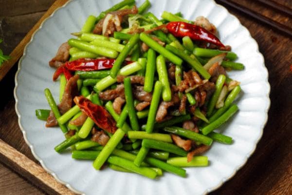 炒蒜苔虽然是一道家常菜，但想要做得好吃，也需要掌握一定的技巧