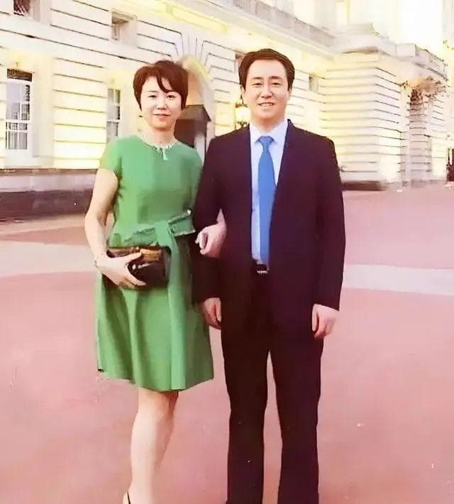 全吐出来！许家印被全球追讨，427亿资产遭冻结，留给许家人时间不多