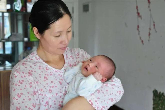 新生儿多大才能被“抱出门”？父母要弄清楚时间，别抱错了坑娃