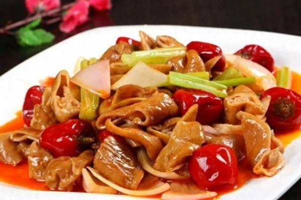 最正宗的爆炒肥肠的做法，让大家在家也能轻松享受到这道美味佳肴