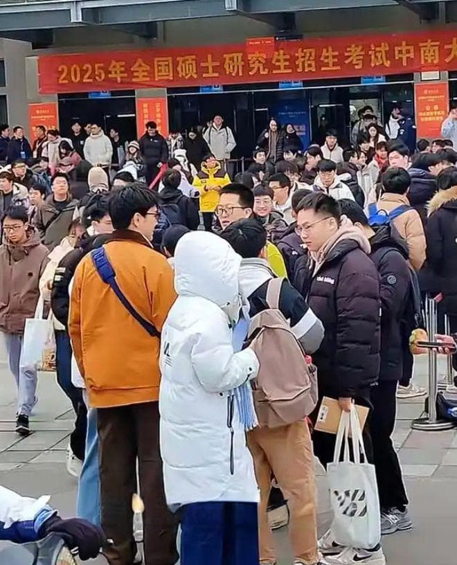 2025考研政治"肖四"翻车:押题失效引发考生热议