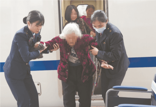 以暖心服务提升铁路出行体验