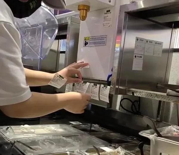 茉酸奶蜜雪冰城半天妖等存在食安问题被点名！已非首次曝光