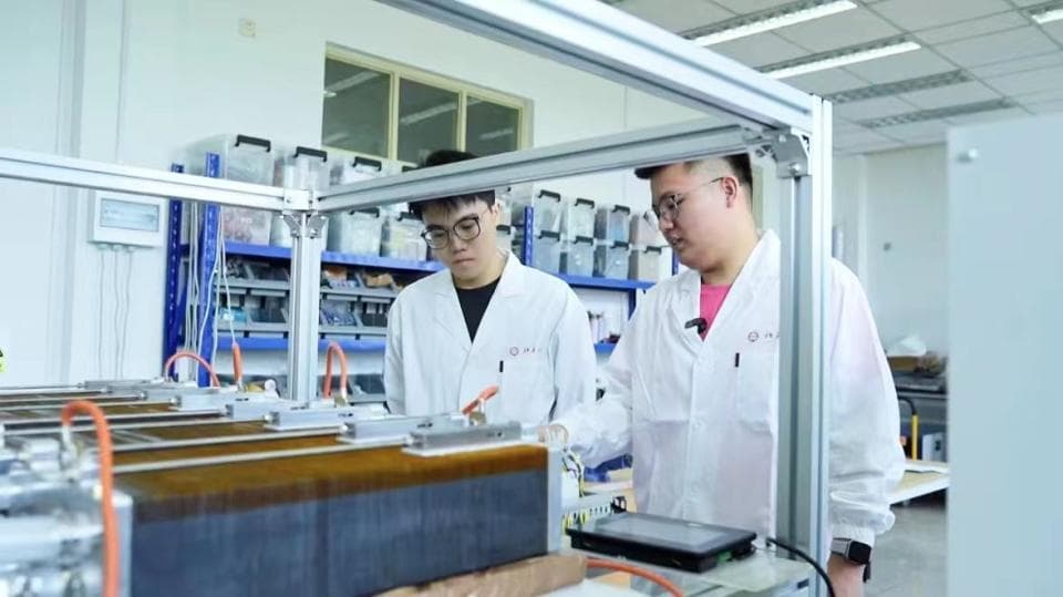 从技校到北大：广东技校生如何穿上科研“白大褂”