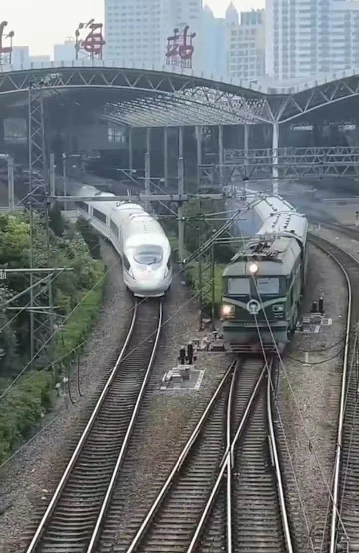 时代变了，高铁跑得快，不是车头带