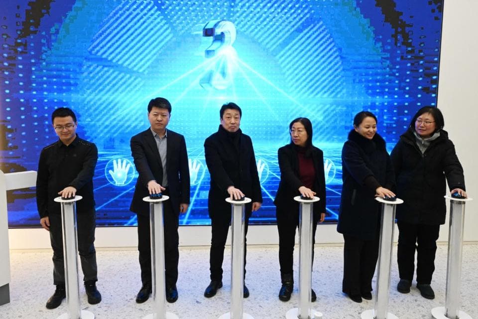 哈工大学生科创团队发布多款智能温控服饰新品