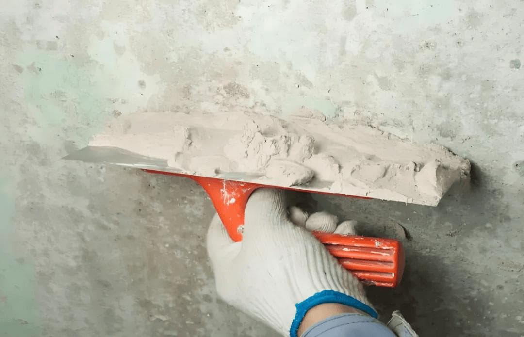 抹灰砂浆出现空鼓、脱层、爆灰、裂缝的原因有哪些？怎么解决？
