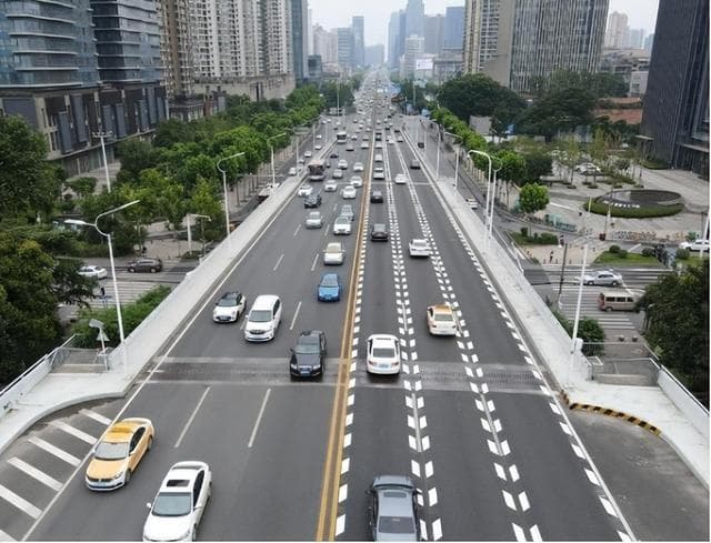 高速公路上的"鱼骨线"：不只是装饰，更是安全守护者