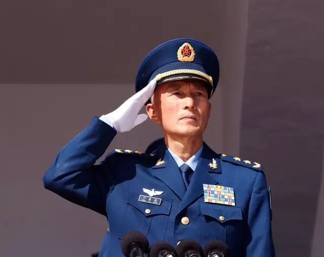 丁来杭任空军司令员，检阅1000余名新飞行学员