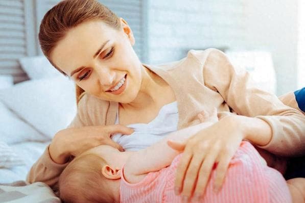 母乳妈妈如何分辨宝宝是否吃饱了？把握这4个信号，别过度喂养
