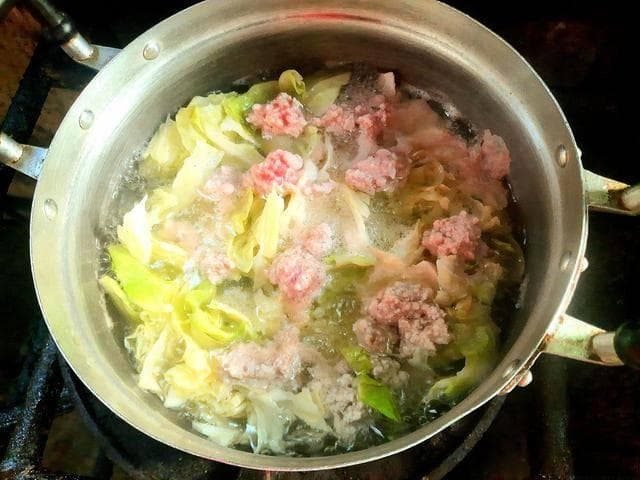 白菜搭配猪肉，学会这样做一锅，鲜嫩入味，一次一锅都不够吃！