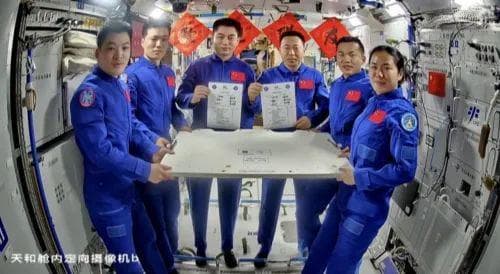 中国第一位女航天员刘洋：愿我们每个人都能活成一束光，照亮自己，温暖他人