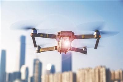 闹市高空坠落的无人机