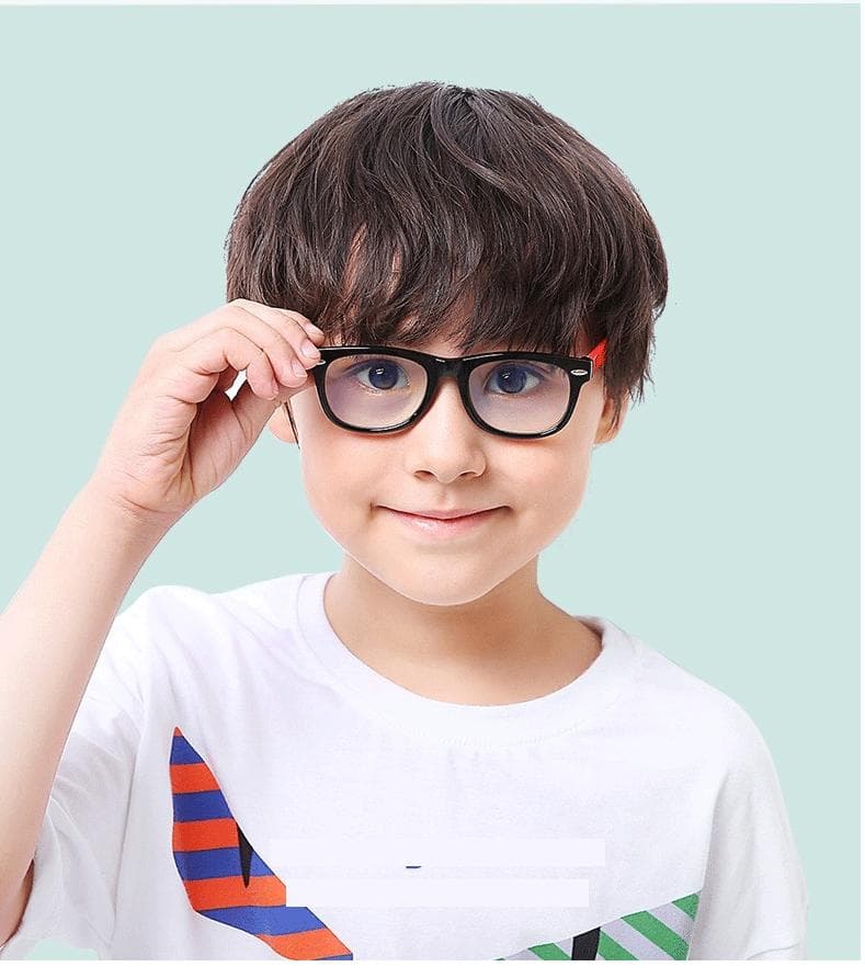 孩子近视了，戴普通眼镜好还是OK镜好？