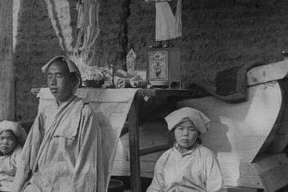 揭秘中国传统丧葬习俗：为何要"停灵三日"并点"三炷香"？
