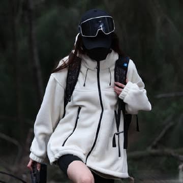 秋冬保暖新选择：抓绒衣与冲锋衣的时尚搭配指南