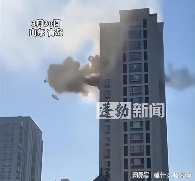 青岛居民楼爆炸后续！现场浓烟四起，消防部门回应，原因疑似曝光