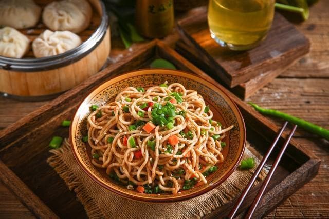 探访武汉地方美食：热干面与拌面的历史与魅力解析
