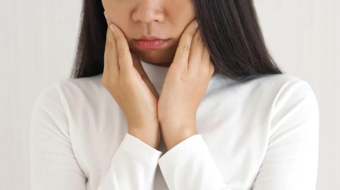体内有癌，嘴先知？口腔出现4种迹象，或是癌症在靠近