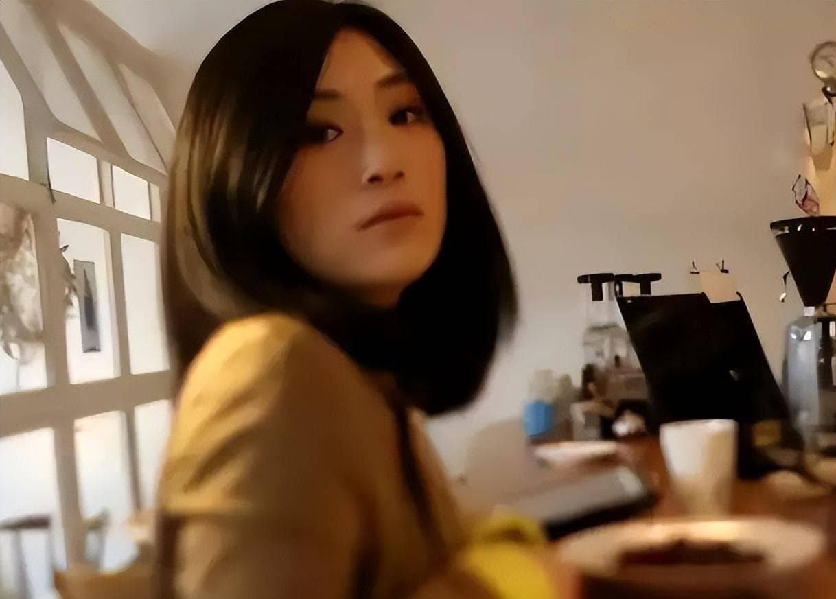 这一年红透的歌曲《孤勇者》《如愿》《人世间》，作者竟都是她