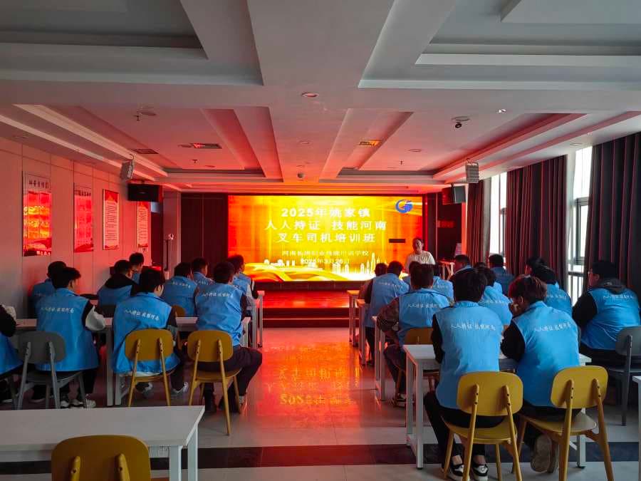 放下手中锄头，握起叉车方向盘
