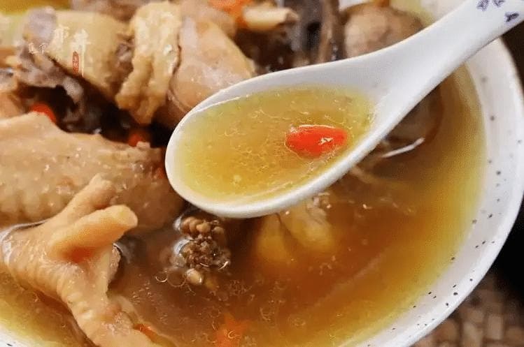 炖鸡汤时，先焯水还是直接炖？教你正确方法，鸡汤鲜嫩好喝没腥味
