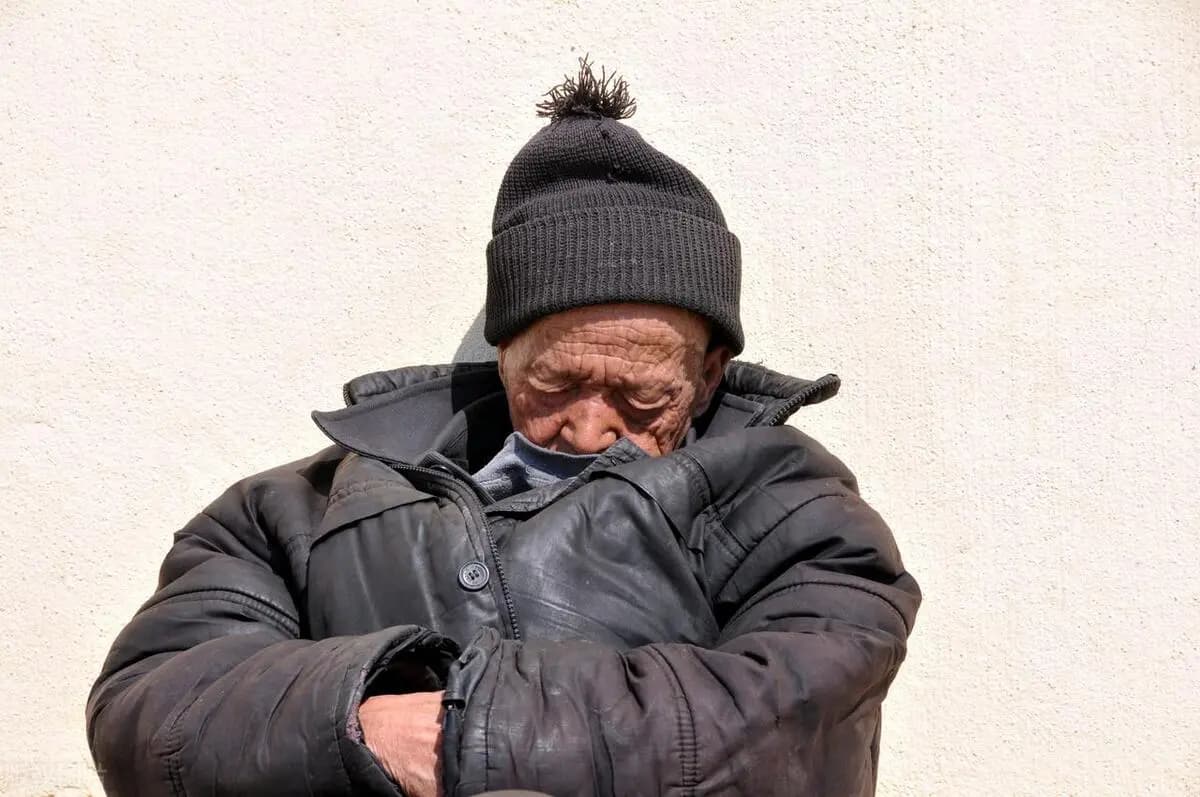 老人身上有一股怪味？建议55岁后，远离这3个习惯，老了也香