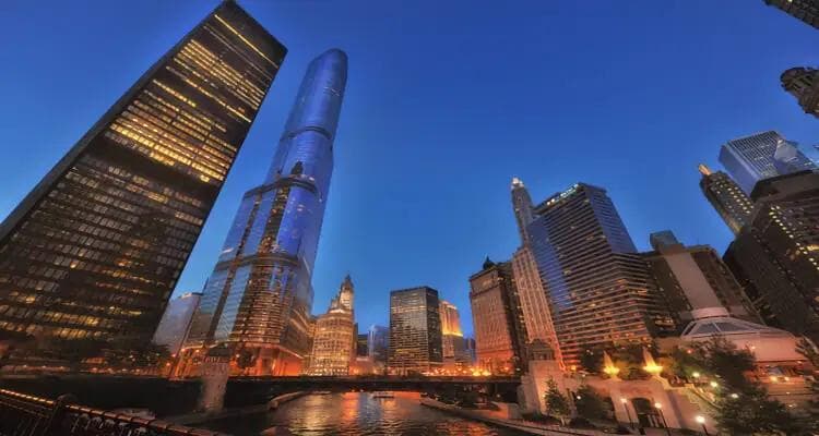 香港最佳观赏点：一睹深圳地王大厦的风采