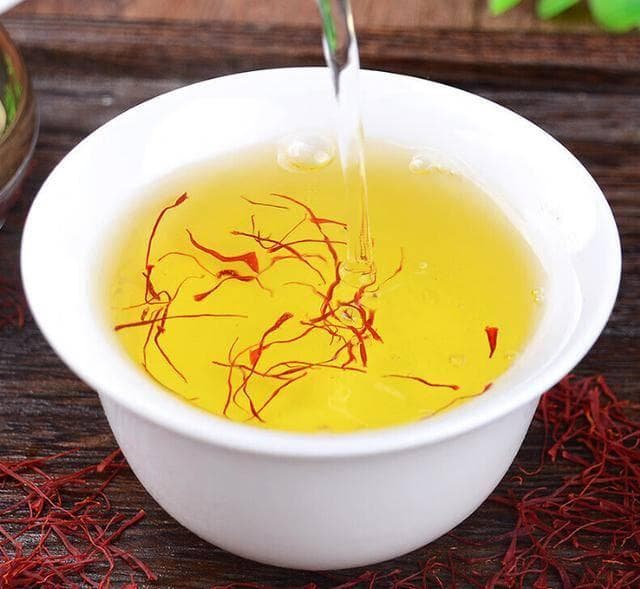 长期喝藏红花泡水，会怎么样？提醒：这4类人平时尽量少喝