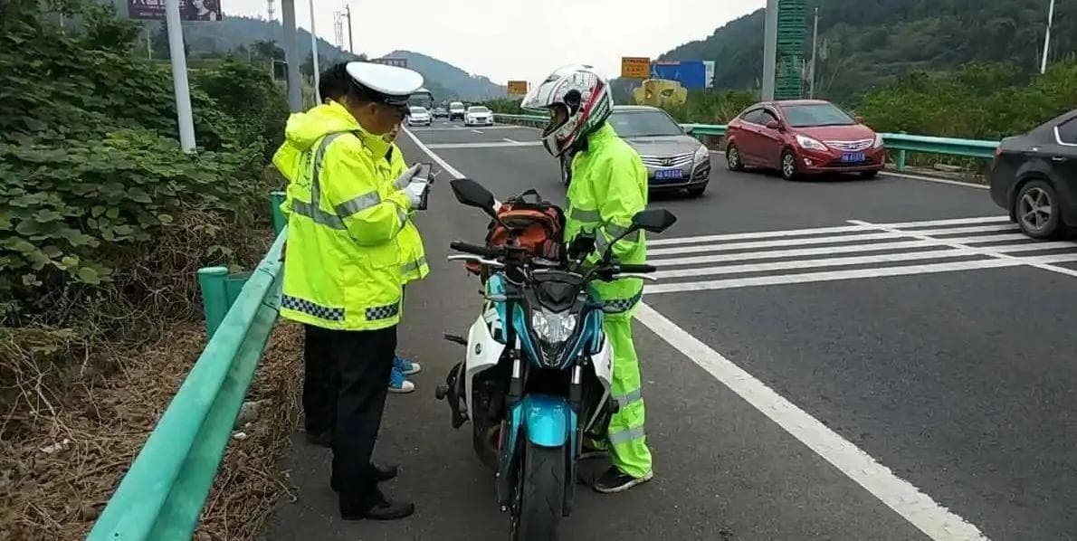 摩托车上高速全攻略：规定、条件、限速及违规处罚详解