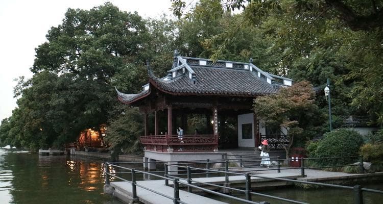 探寻西湖十景的魅力与独特之处（揭秘西湖十景的景观特色及历史渊源）