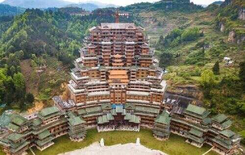 贵州独山“天下第一水司楼”，楼高99.9米，是中国最大的水族建筑