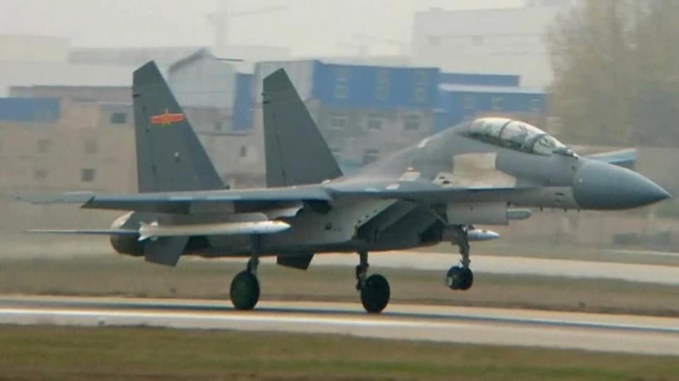 海外谈中国：歼-20战斗机展示“野兽模式” 可以携带14枚空空导弹