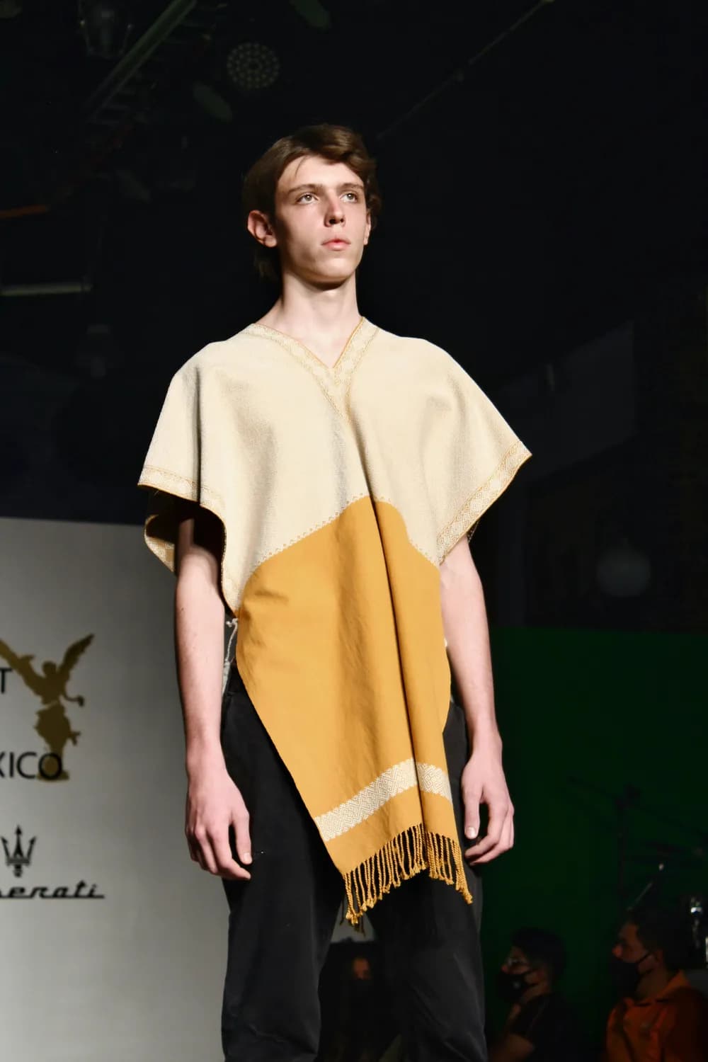 披风重返时尚舞台：从古代服饰到现代潮流