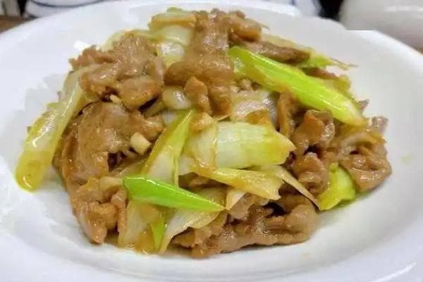 葱爆羊肉，以其独特的烹饪技巧和丰富的营养价值深受食客们的喜爱
